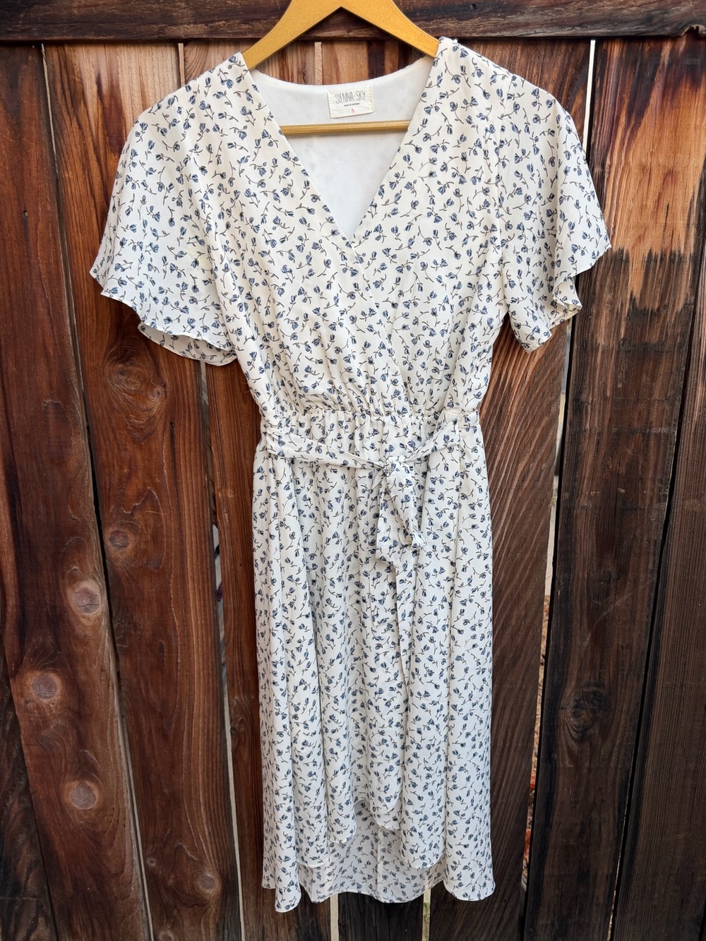 Sienna Sky White Floral Flutter Sleeve Midi Dress S